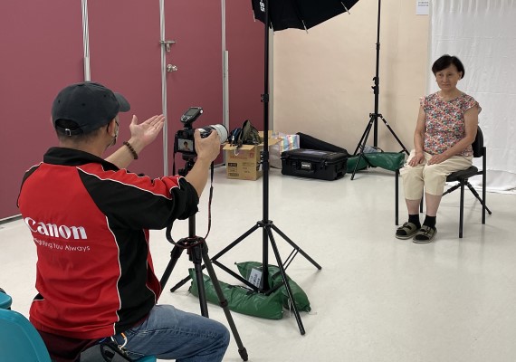 Canon Hong Kong partnered Yan Chai Hospital to provide free photo shoot & print services to the elderly