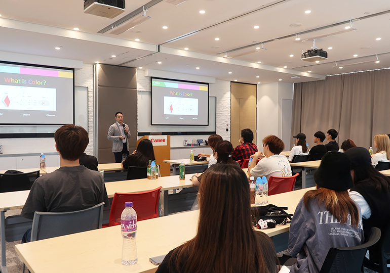 Mr. Kenny Lau, the Manager of Product Print Solution Department, shared his years of experience.